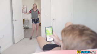 ���ೆಟಿಟ್ stepsis ತನ್ನ ಕನ್ಯತ್ವ ಕಳೆದುಕೊಳ್ಳುತ್ತದೆ ಜೊತೆ ಬ್ರೋ