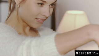 Magandang brunette relo kanyang sarili sa salamin habang nagsasalsal