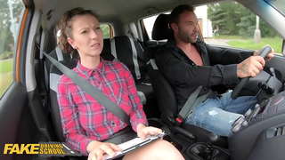 ���కిలీ డ్రైవింగ్ పాఠశాల అభ్యాసకుడు కొనుగోలు బోధకుడు ఎమీలియా Argan ఒక కాఫీ ముందు, బహిరంగ ఫక్