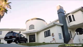 Namorado enquanto a mãe entra? Boa!