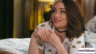 Брюнетка прави магически трик с едно момиче от консолидирания брат си и я съблазнява.Те се целуват и busty червенокоса ближе я пизду.След това тя докосва с пръсти и гали я путка