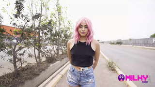 פרואן לא מוצא עבודה בארצה והיא מוצאת את עצמה בצורך לתת את גופה בתמורה לכסף