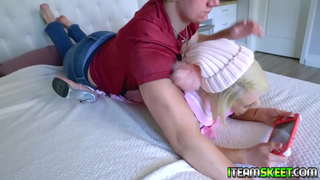 Sexy gamer babe Ava Sinclaire lasă jocul ei și începe dracului iubitii ei cocoș și-l face cum în sânii ei mari