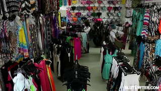 ���ວລຸ້ນ Blondie Haley ຜາດູດຕົ້ນສະບັບແລະນາງໄດ້ຮັບຄັຍໍາເດືອດຢູ່ໃນເວລາດຽວກັນ