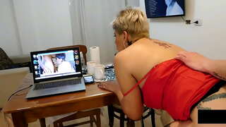 Sem odkrijejo vohunjenje na mene, ko sem masturbirajo, in jaz bi mu izpolnite mojo rit z mlekom, dokler ne prestopi .....