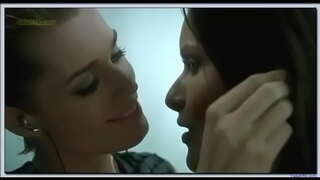 Rebecca Romijn Rie Rasmussen lesbický polibek ve Femme Fatale