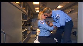 Busty ຜິວເນື້ອສີຂາຍໍາໃນສີດໍາສູງຂາຮຸ້ນ