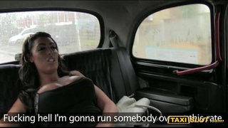 Gwo juggs Ava komanse fouye ak chofè a nan backseat la nan taksi l &#039; yo