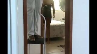 Emakume Izkinan zen Erakusten gabe kulero on Elektrizitatea