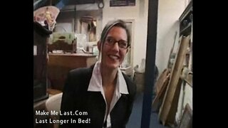 Sexig brunett hemmafru blir shagged på hennes arbetsplats