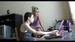 И тогаш колеги зема неговата knob