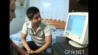 Medyo legal na edad tinedyer batang babae ay nakatayo doggy fashion