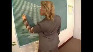 Грудаста Вчителька трахкає Студентку Бі-Бі-сі