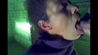 מזוין חדש בגשם, לוקח ערימה של שפיך בפה שלה