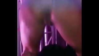 Секси naughty танцува на бала фънк без гащи