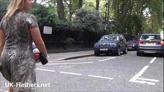 Sexet blottere blonde Ashley Ryttere udendørs ekshibitionisme og amatør belure babe