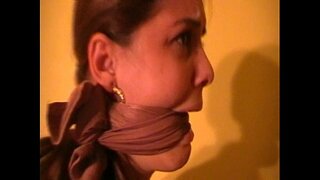 Seios pequenos na meia-calça