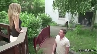 Iti pīrahi fucked Teen mā te kaiwhakarëti no te mea o te nama 