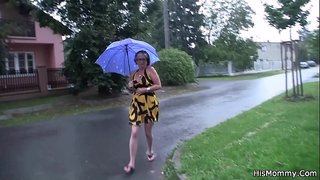 Mãe madura e lésbica adolescente a brincar um com o outro