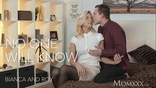 Blonde oifis os ceann glad i rinn dàibhidh ar mealladh air duine le oifis j.