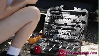 Narazil masérka trhne