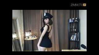 Yi Suwan uniporme sa init nga Sayaw