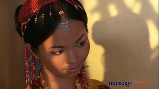 Massage Rooms Hot Thai masseuse nimmt harten Schwanz in Ihre gepiercte Muschi