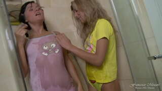 Dvě lesbičky dospívající mají skutečný orgasmus s anální dildo ve sprše