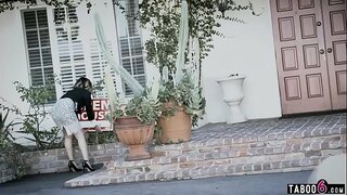 ���ොකු titted realtor යොවුන් කරයි වග බලා ගන්න ඇය අලෙවි නිවසේ