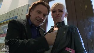 ���ివియన్ Schmitt వస్తుంది, ఛాయాచిత్రకారులు బాధితులకు .....