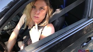 Бландынка падчэплівае незнаёмца і трахацца ў сябе дома