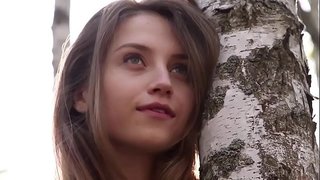 Manis enom lady Nicolina mbusak dheweke sandhangané ing alas