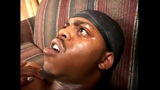 Bunita required coole na El Reinado wòrdu saká for di kolo di awa den boka despues di e konferensia pa su preludio tonto