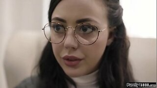 Perturbado virgens último recurso é o trabalhador social shes reunião.Ele é o único que pode ajudá-la a sis, mas ele tem um preço.Ele quer que ela tem relações sexuais com ele.Sagacidade não há outra opção, ela gargantas seu pau e deixa ele comer ela de fora antes de ele fode