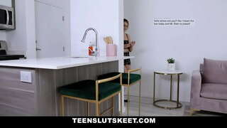 Teen babe laisse camarade de classe baiser en échange de ses papiers d'essai