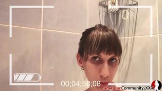 Grda teen skriva v kopalnico, da prst sama