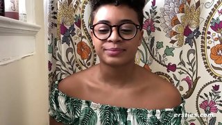 Ebony ที่รักยิ่งสอนบนโซฟา