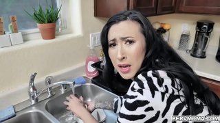 Forró anya Lily Lane akarja stepsons lé, így ő lovagol rajta, miközben ő a mosodába