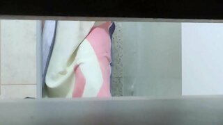 Adina jeung tan garis seksi ieu kacatet nyokot pancuran tanpa nya nyaho