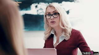 Teen stepdaughters teve alguns problemas no trabalho, com seu chefe MILF