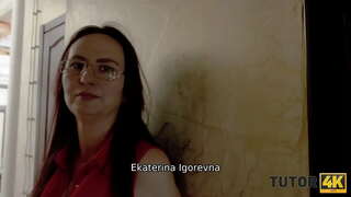 TUTOR4K. الرجل قال المعلم إنها يجب أن انتشار الساقين للحصول على بعض المال الدرس