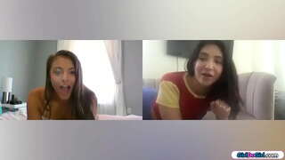 Coed gfs yn penderfynu i ddefnyddio eu teganau yn ystod videocall.Y busty babe rhefrol plygiau ei ass tra bod y brunette titw bach yn gosod ei ass ar y tegan