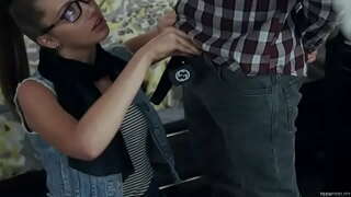 Hipster तरुण कोंबडा निराशेचा उदगार आणि fucks