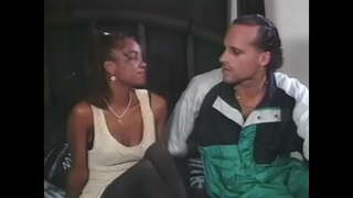 Galing sa ibang bansa, pinutukan sa itim na medyas na pambabae ay nakakakuha ng isang matapang na puting titi sa aso magpose