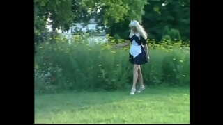 זימה הגנן מציע בלונדינית העוזרת הקטן, על הדשא הירוק