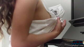 Centerfold pornstar Uma Jolie mostra seu incrível corpo natural